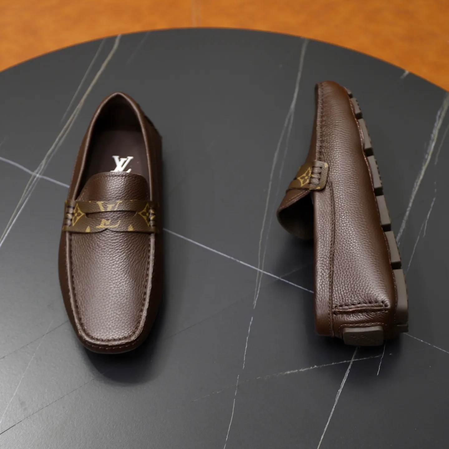 Ex-factory price: 460💰【LV】Louis Vuitton ⚠️High-end men’s driving and pedal series ⚠️38-44 (customized for 45) ⚠️All original cowhide leather! Thick and soft! Made entirely of calfskin lining! Rubber sheet anti-slip beanie sole! Three-dimensional package technology! Fashionable and classic! Handicrafts! Original high quality! Feel free to compare!